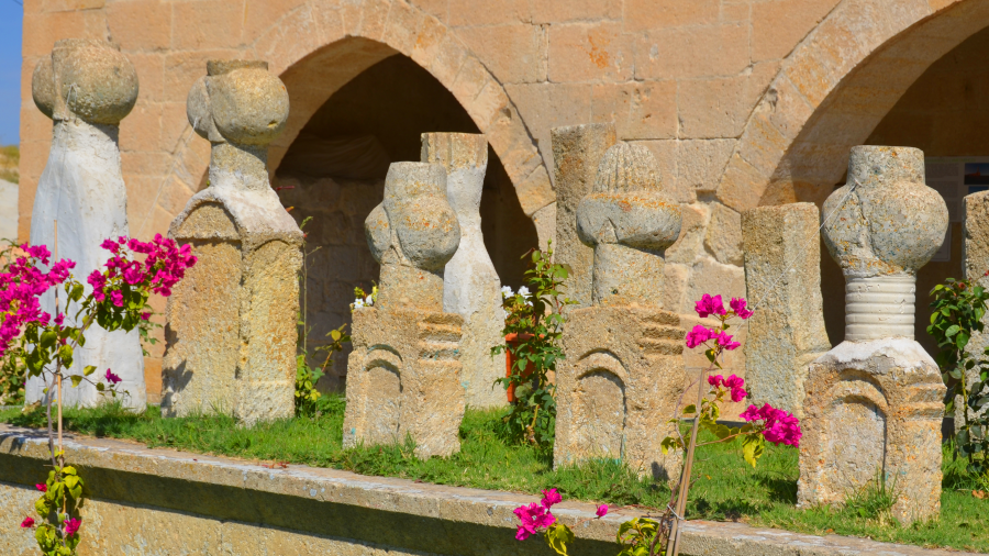 Taşıdığı anlamlarla zarif bir vesika, mezar taşları