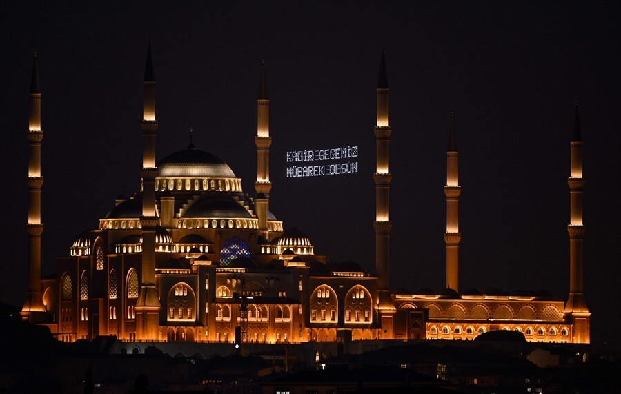 Kadir Gecesi camilerde dualarla idrak edildi