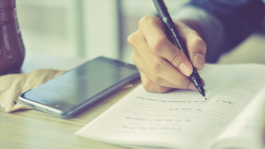 Hollanda'da ortaokul ve liselerde cep telefonu yasaklanacak