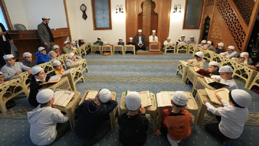 Bu camide çocuklar da mukabeleye katılıyor