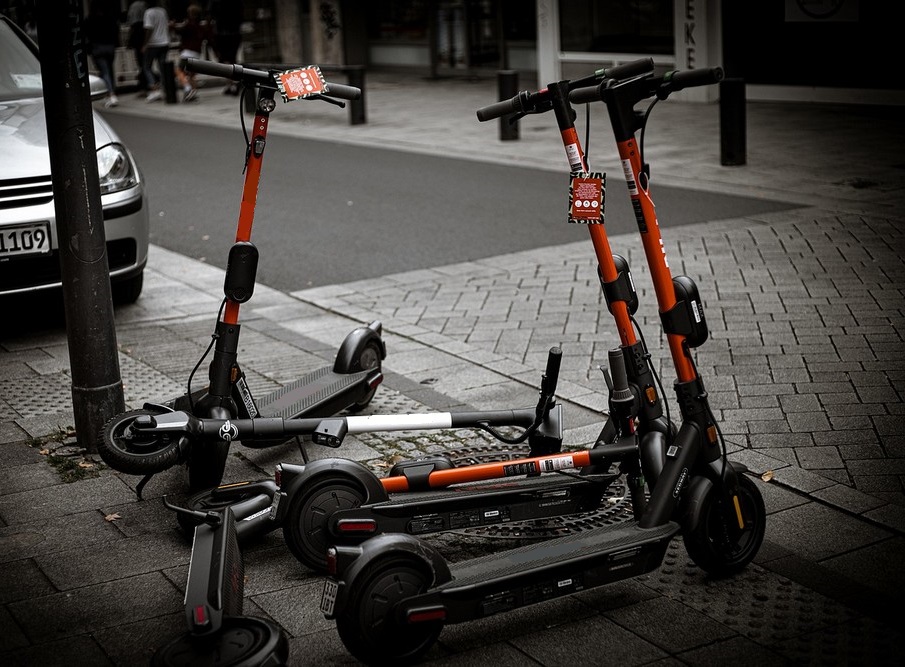 İtalya'da scooterlar plaka kullanıp kask takacaklar