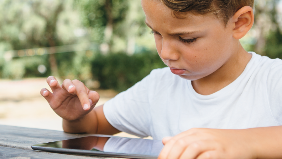 Tablet kullanımı çocuklarda omurga eğriliğini artırıyor