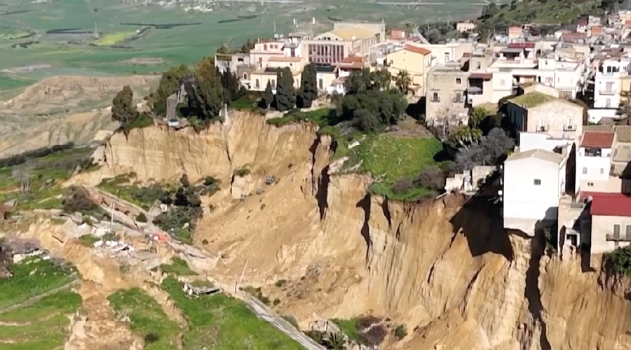 Sicilya’da heyelan kasabayı yutuyor