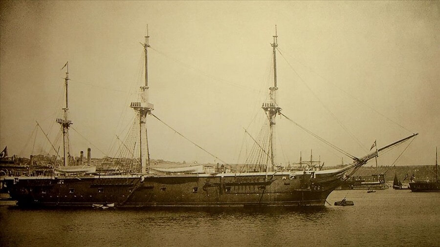 Tarih sayfalarından; Singapur’da Ertuğrul Fırkateyni ne Coşkulu Karşılama