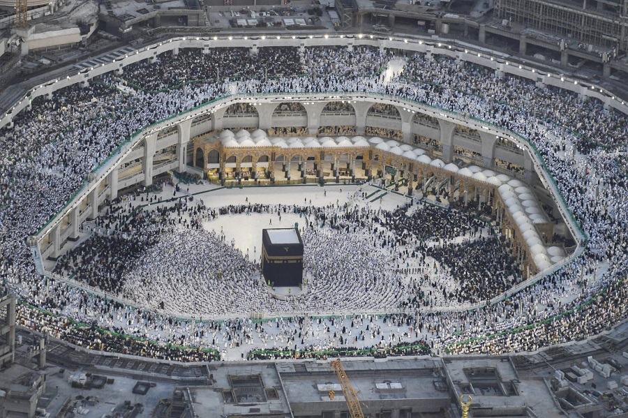 Kabe’de bir gecede 1 buçuk milyon kişi ibadet etti 