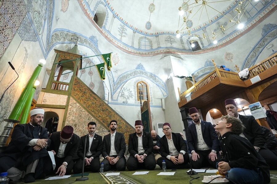 Dünya Camilerinde Berat Kandili