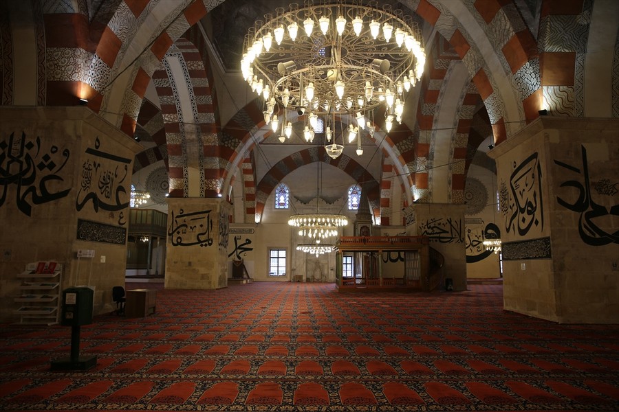 Edirne Eski Cami hat yazılarıyla öne çıkıyor