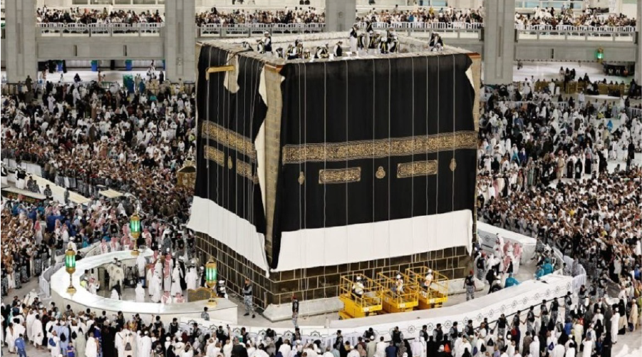 Hicri yeni yıl ile birlikte Kabe'nin örtüsü değiştirildi
