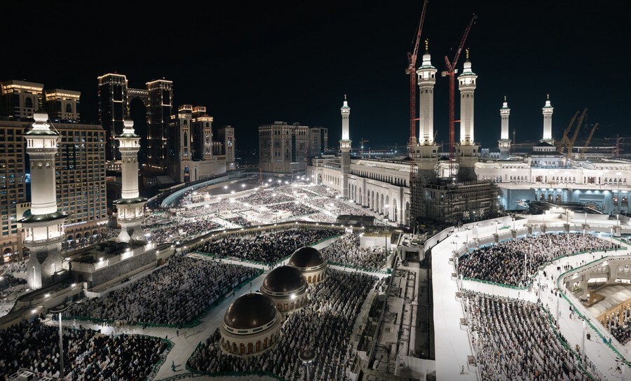 Dünyada Müslümanlar ilk teravih namazında buluştu