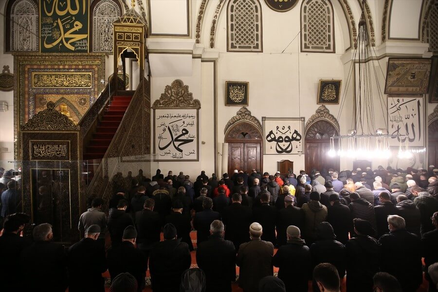 Camilerde Berat Kandili coşkusu