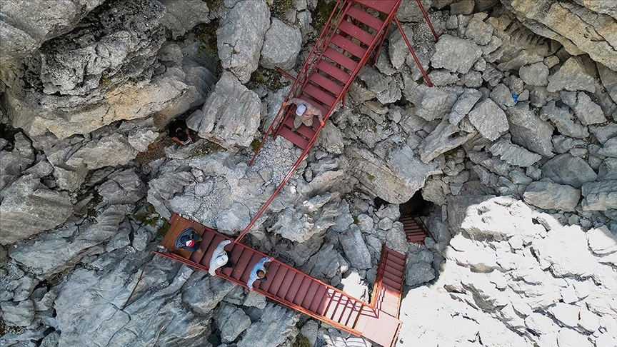 Toroslar'daki Çimi Yaylası'nda obruklar doğal buzdolabı oldu