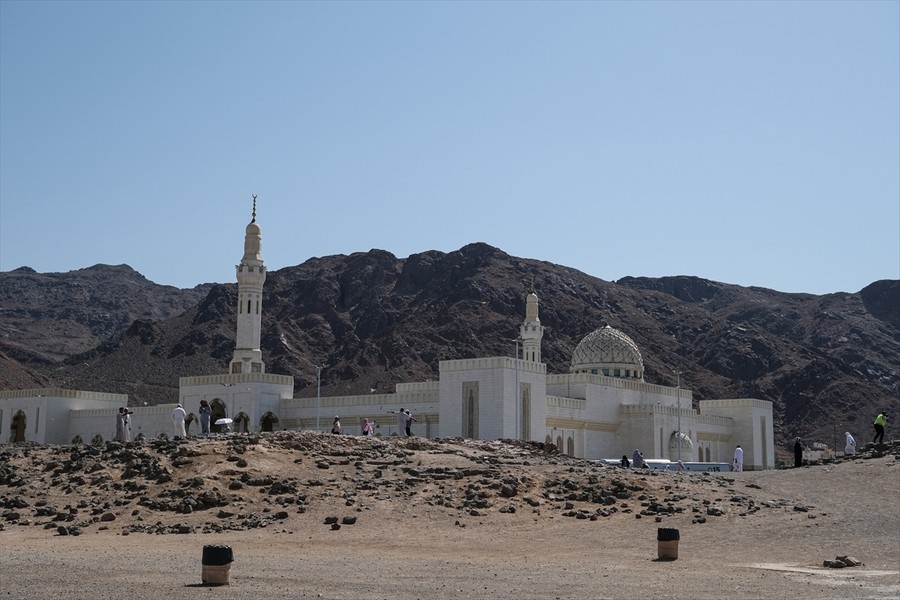 Hacılar Medine‘de kutsal mekanları ziyaret ediyor