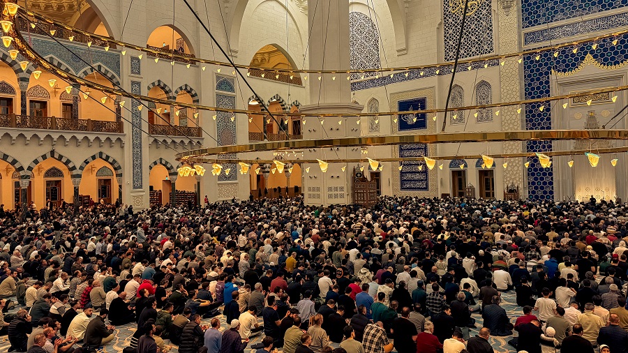 ­İskenderpaşa ve Çamlıca Cami’lerinde Çocuklarla Kadir Gecesi Coşkusu