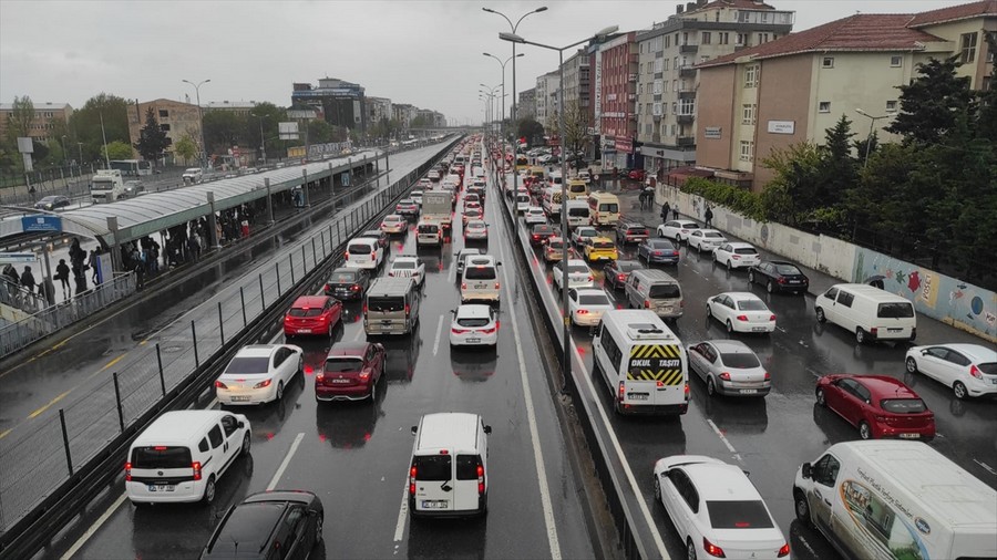 İstanbullular trafikte ne kadar zaman harcıyor?