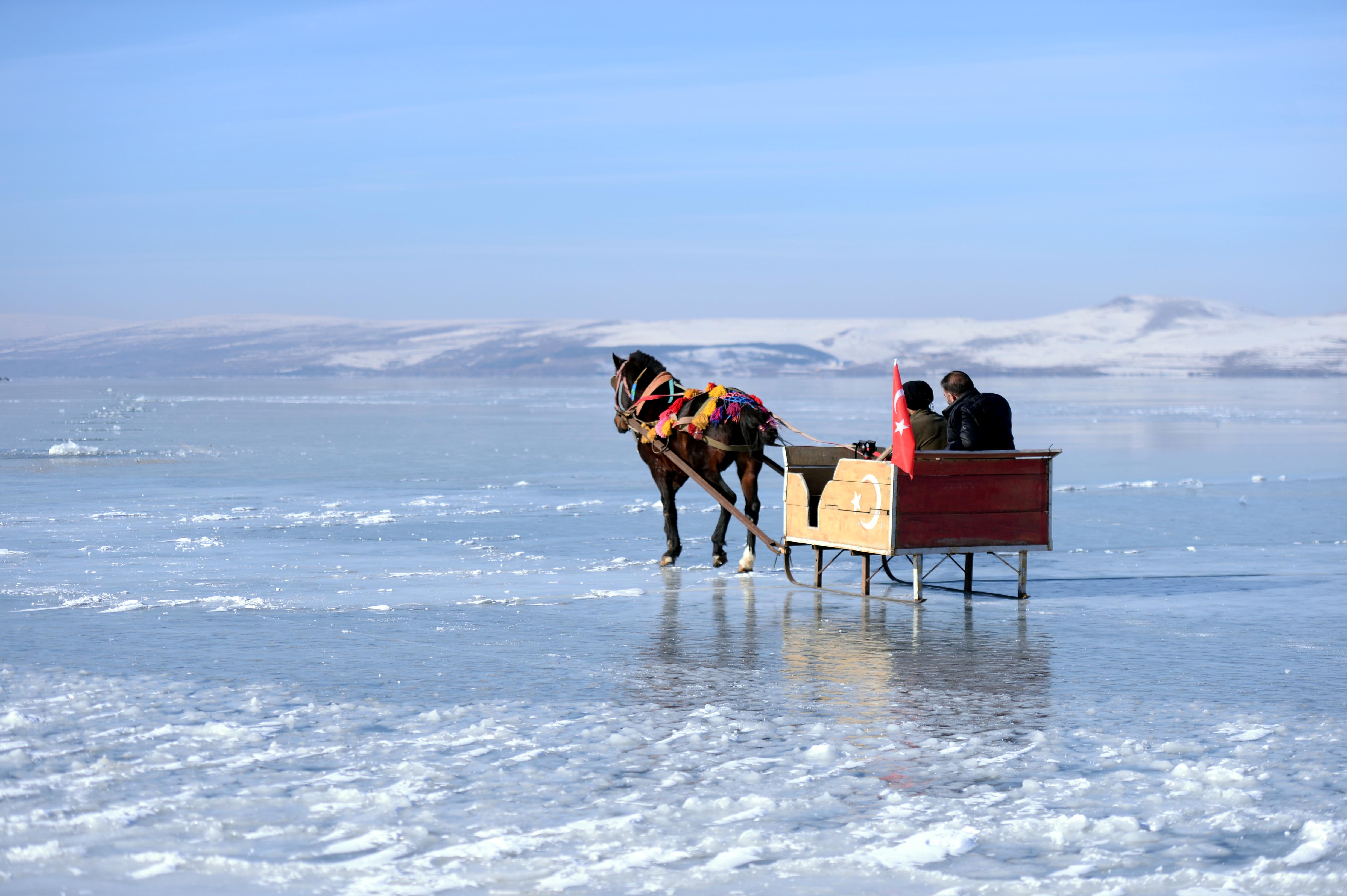 Çıldır Gölü'nde buz kalınlığı 15 santimetreye ulaştı