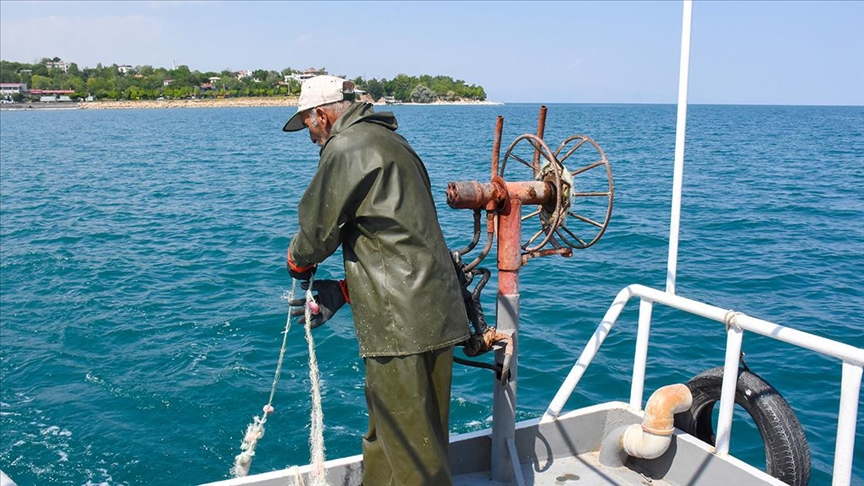 Balıkçılar Van Gölü'ne ağlarını bıraktı