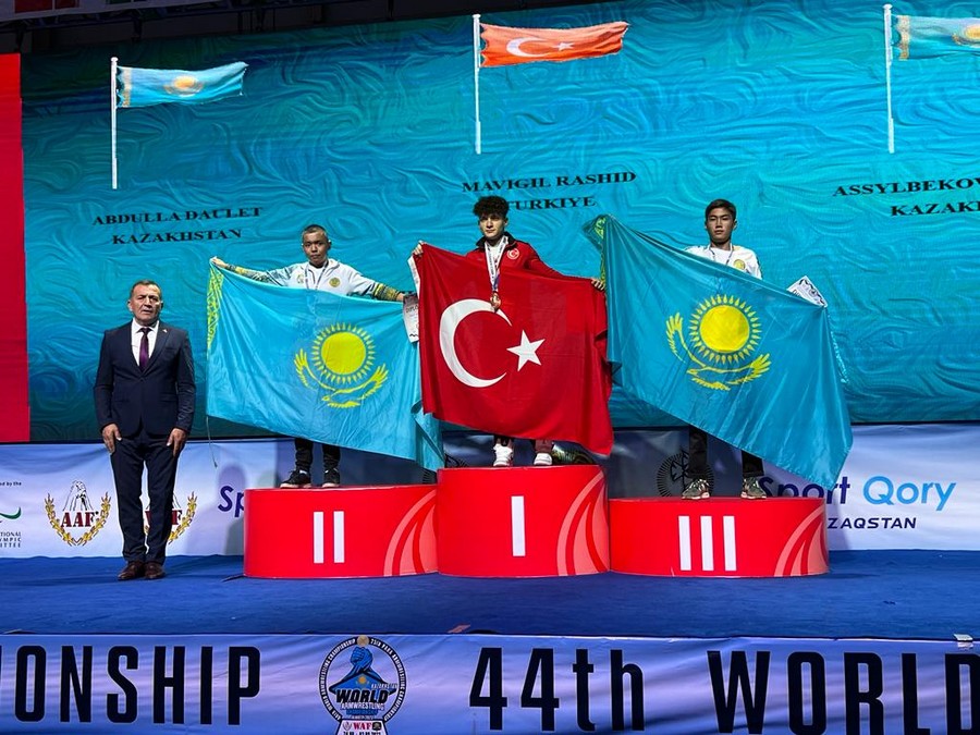 Server'li Sporculardan Bilek Güreşinde Dünya Şampiyonluğu Dahil 6 Madalya 