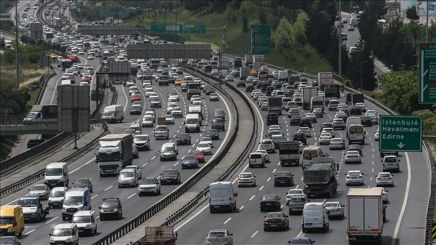 İstanbul trafiği ömür tüketiyor