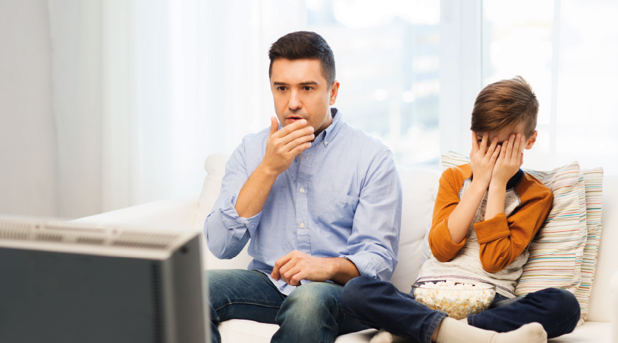 Ekranlara bakan ebeveynler, yalnız büyüyen çocuklar